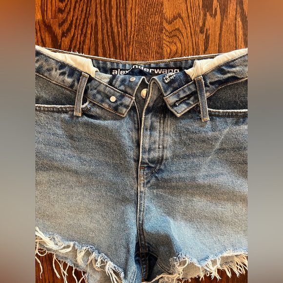 Alexander wang shorts
Size 27 - Picture 2 of 3